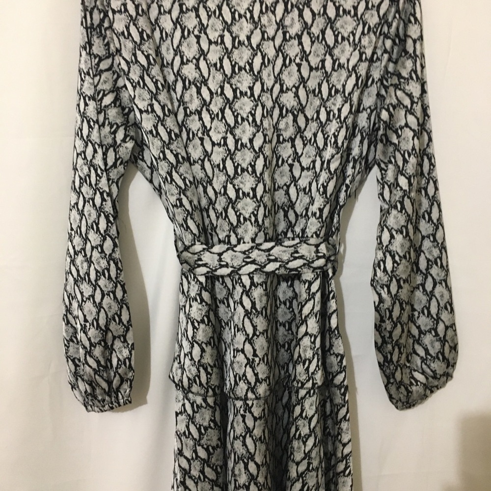 3/$28❤️Snake Print  Dress V neck - Picture 5 of 12